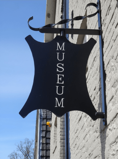 museum-bord-aan-gevel-2